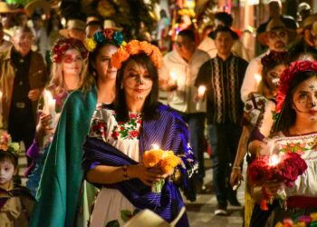Encabezó Julio Arreola desfile “Camino al Cielo” en Pátzcuaro