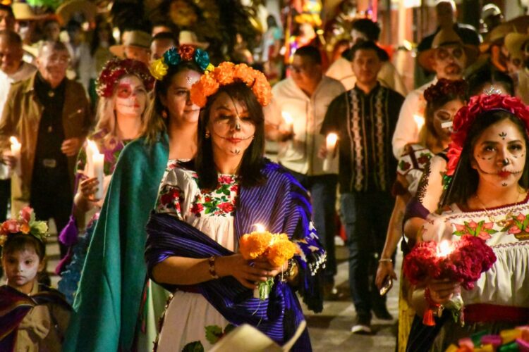 Encabezó Julio Arreola desfile “Camino al Cielo” en Pátzcuaro