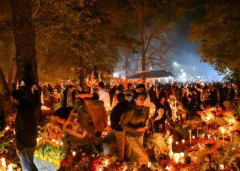 Histórica Noche de Ánimas en Pátzcuaro; Tradición y Cultura con saldo blanco