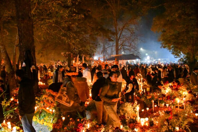 Histórica Noche de Ánimas en Pátzcuaro; Tradición y Cultura con saldo blanco