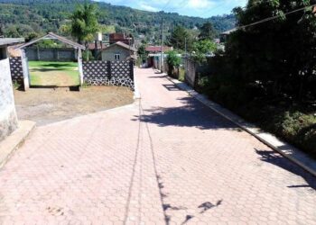 Entrega Dayana Pértez adoquinado de calle en Zirahuén