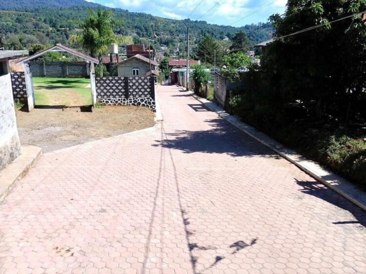 Entrega Dayana Pértez adoquinado de calle en Zirahuén