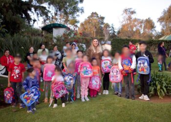 Apoya Dayana Pérez a estudiantes de Salvador Escalante con entrega de mochilas
