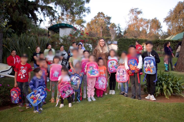 Apoya Dayana Pérez a estudiantes de Salvador Escalante con entrega de mochilas