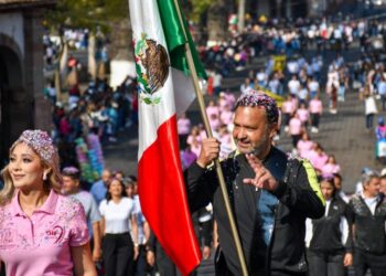 Encabeza Julio Arreola desfile de la Revolución Mexicana en Pátzcuaro