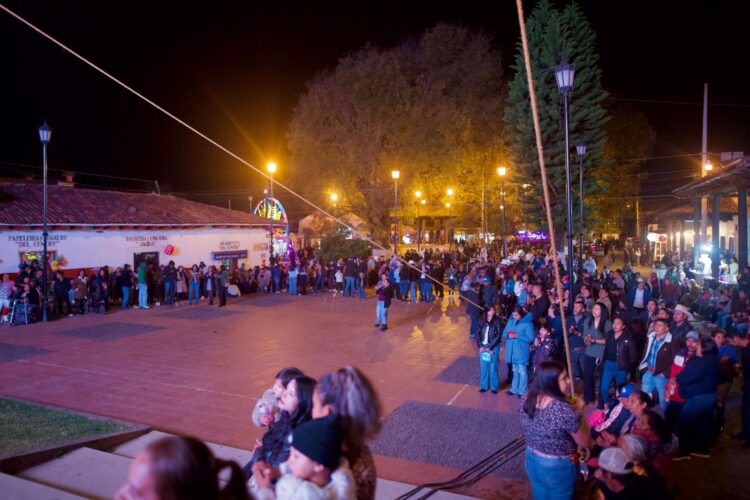Total apoyo de Dayana Pérez a celebración de Santa Cecilia en Zirahuén