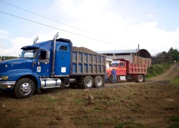 Entrega Dayana Pérez balastre en Paramuen para mejorar rutas de agroproductores