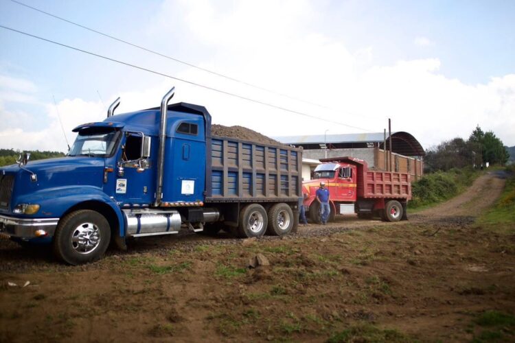 Entrega Dayana Pérez balastre en Paramuen para mejorar rutas de agroproductores