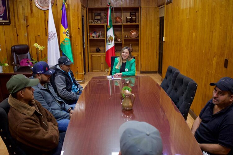 Fortalece Dayana Pérez acuerdos y entrega apoyo a Las Charandas