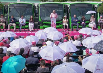 Moderniza Bedolla transporte en Uruapan; entrega 80 unidades nuevas