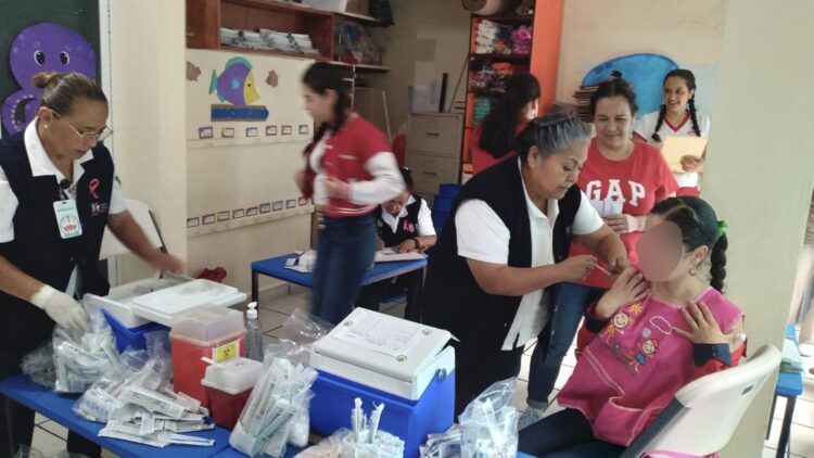 Mega centros de vacunación acercan servicios de salud a Uruapan