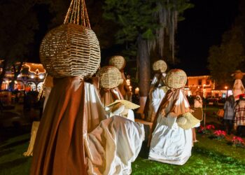 Exitoso encendido de Árbol Navideño, Caravana y 10° aniversario del Nacimiento Monumental en Pátzcuaro