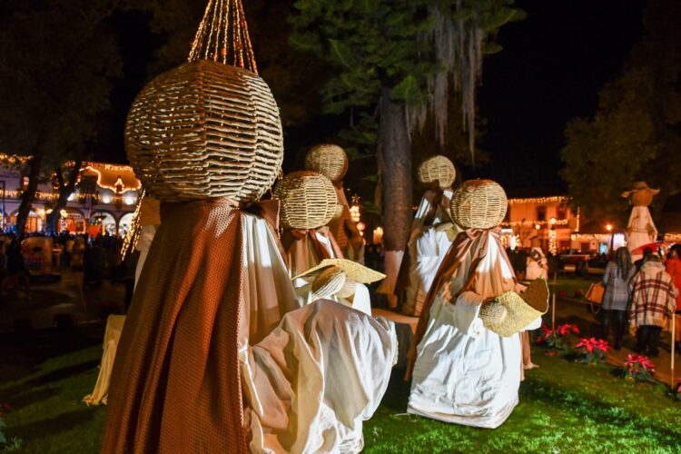 Exitoso encendido de Árbol Navideño, Caravana y 10° aniversario del Nacimiento Monumental en Pátzcuaro