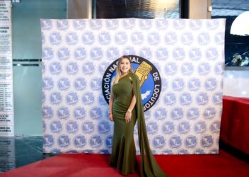 Recibe Dayana Pérez Micrófono de Oro Invierno 2025 por trayectoria y labor social