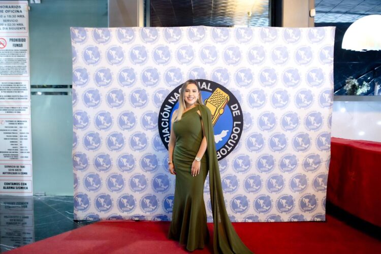 Recibe Dayana Pérez Micrófono de Oro Invierno 2025 por trayectoria y labor social