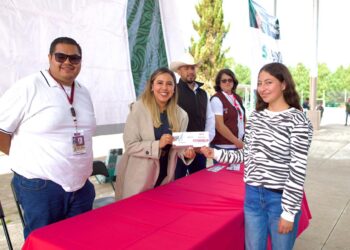 Beca Benito Juárez fortalece juventud de Salvador Escalante: Dayana Pérez