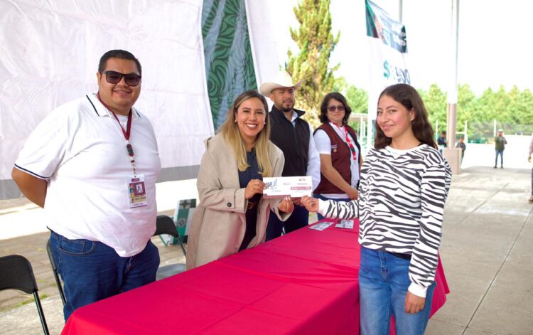 Beca Benito Juárez fortalece juventud de Salvador Escalante: Dayana Pérez