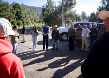 Revisa Dayana Pérez obra carretera en Cuitzitán–Ixtaro, en Salvador Escalante