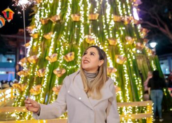 Santa Clara vive noches de luz y tradición; Dayana Pérez enciende árbol navideño