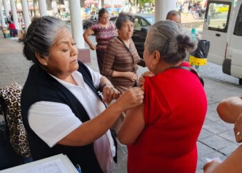 Refuerzan en Uruapan vacunación contra influenza, Covid-19 y sarampión