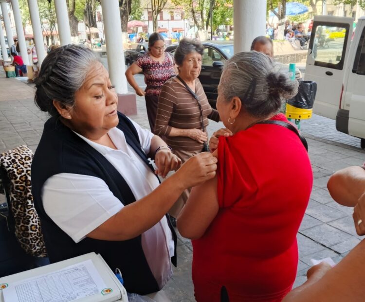 Refuerzan en Uruapan vacunación contra influenza, Covid-19 y sarampión