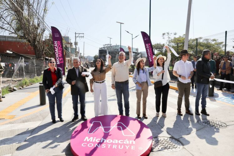 Avanzan obras adicionales del teleférico Uruapan; inaugura Bedolla calles y canchas deportivas
