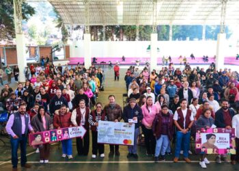 Apoya Julio Arreola educación en Pátzcuaro: entrega becas y obras en escuelas
