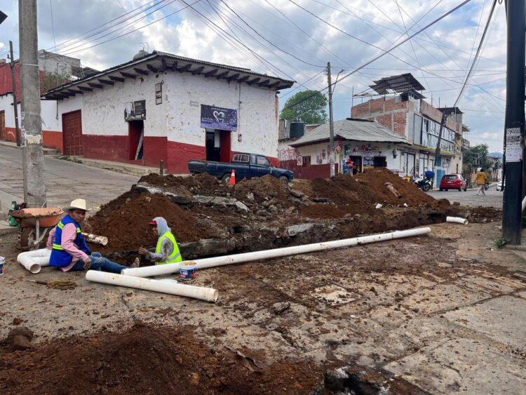 Protege Dayana Pérez el agua con obras de modernización en Salvador Escalante