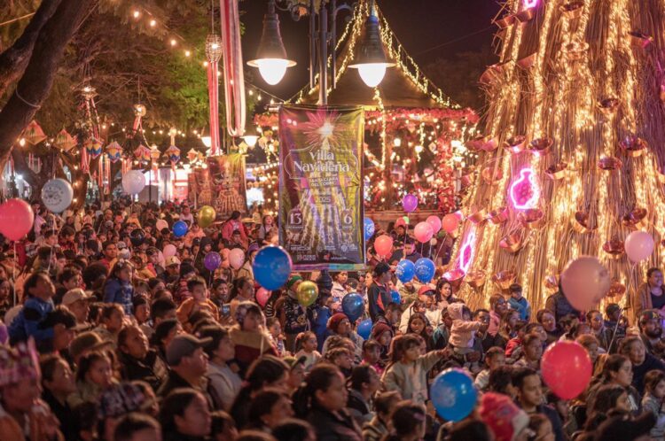 Regala Dayana Pérez ilusión a niñez con Caravana de Reyes Magos en Salvador Escalante