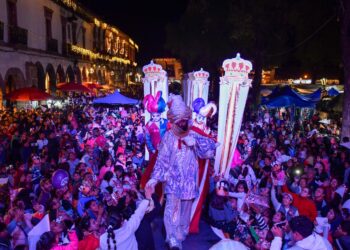 Exitosa cabalgata de Reyes Magos en Pátzcuaro, miles vivieron una noche mágica