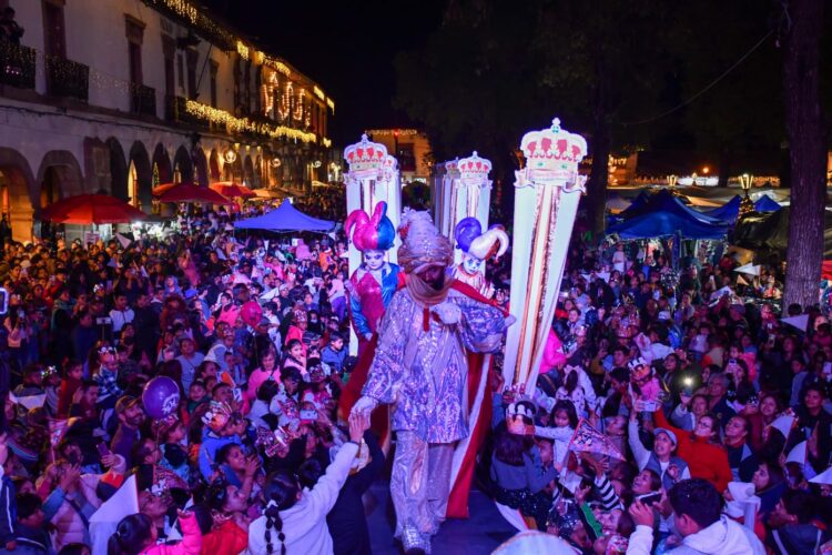 Exitosa cabalgata de Reyes Magos en Pátzcuaro, miles vivieron una noche mágica