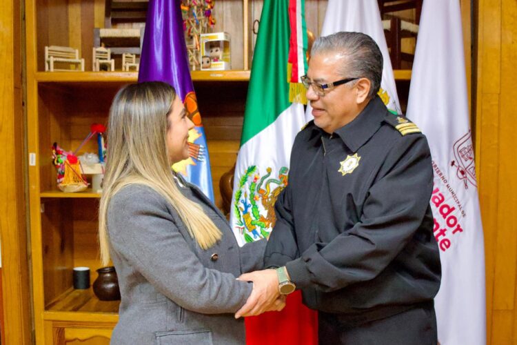 Da bienvenida Dayana Pérez al nuevo Capitán de Puerto del lago de Zirahuén