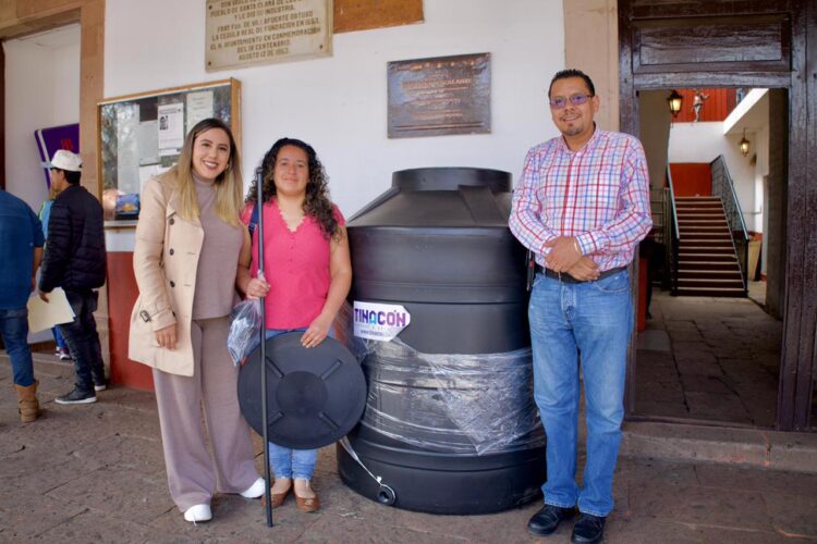 Mejora Dayana Pérez hogares de Salvador Escalante con apoyos a la vivienda