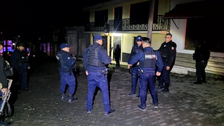 Atacan a balazos a policías de Salvador Escalante en Opopeo