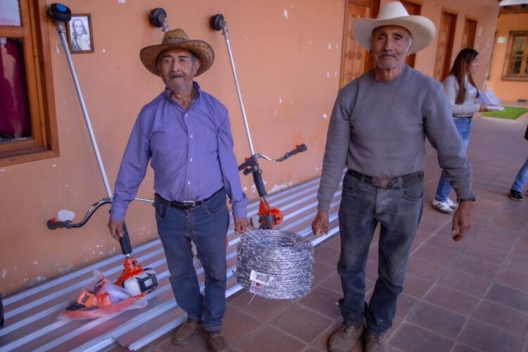 Refuerza Dayana Pérez campo de Salvador Escalante con apoyos a productores