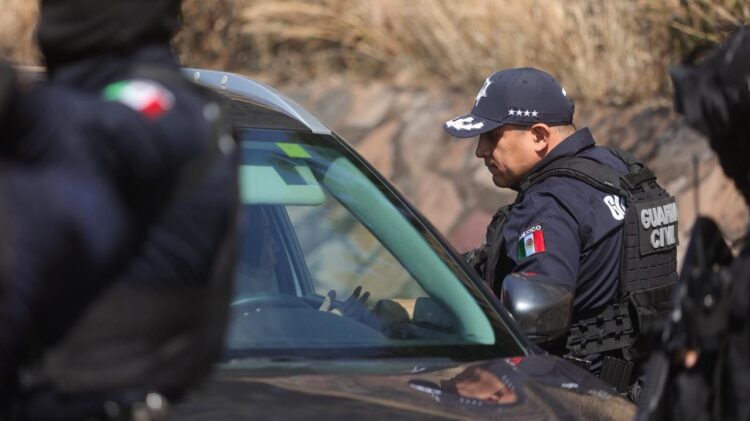 Pausan corridas de autobuses, cierran tiendas y centros comerciales, para prevenir: Segob