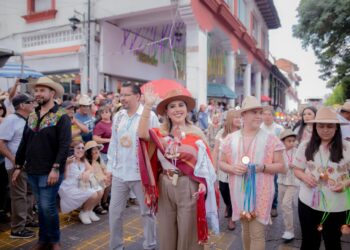 Encabeza Dayana Pérez muestra de Santa Clara del Cobre en Tianguis Artesanal de Uruapan
