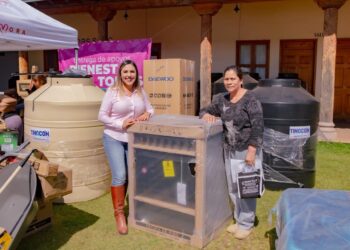 Entrega Dayana Pérez apoyos materiales a familias de Salvador Escalante