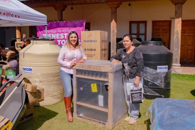 Entrega Dayana Pérez apoyos materiales a familias de Salvador Escalante