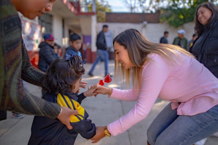 Fortalece Dayana Pérez educación en Salvador Escalante con material didáctico