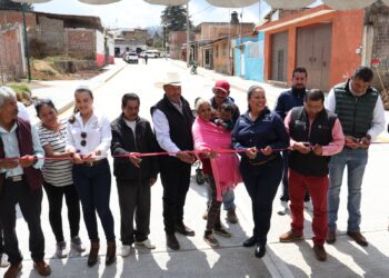 Cumple Julio Arreola con familias patzcuarenses con obras de calidad