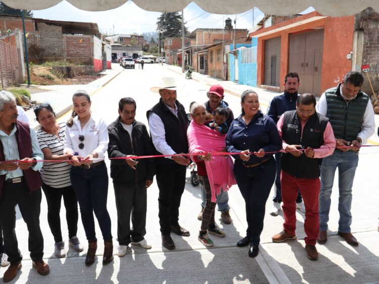 Cumple Julio Arreola con familias patzcuarenses con obras de calidad