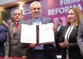 Firma Bedolla decreto histórico que pone fin a herencia de deudas en Michoacán