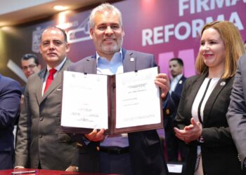 Firma Bedolla decreto histórico que pone fin a herencia de deudas en Michoacán