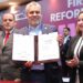 Firma Bedolla decreto histórico que pone fin a herencia de deudas en Michoacán