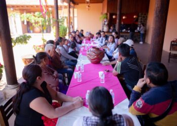 Genera Dayana Pérez diálogo con artesanos de Salvador Escalante rumbo a Semana Santa