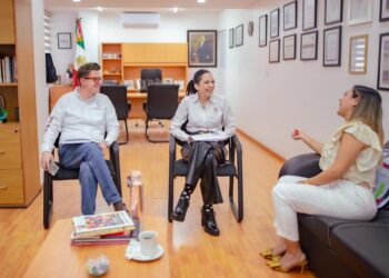 Fortalece Dayana Pérez la educación media superior y superior en Salvador Escalante