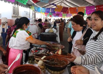 Presentes las cocineras tradicionales en Tianguis Artesanal de Uruapan