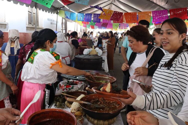 Presentes las cocineras tradicionales en Tianguis Artesanal de Uruapan