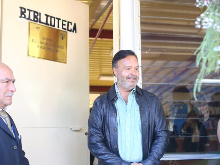 Reconocen a Julio Arreola en aniversario de secundaria federal Lázaro Cárdenas